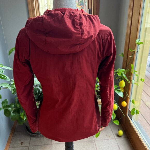 ARC’TERYX Women’s Insulated Hooded Jacket works as a mid-layer and standalone - Picture 2 of 10